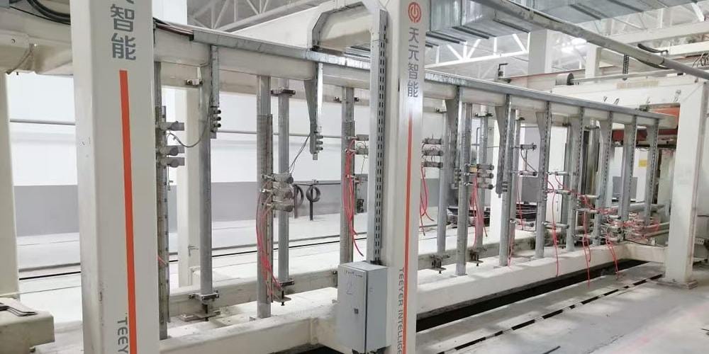 Teeyer’in 4,8 m × 1,2 m boyutlarındaki modeli, günlük 300 ila 1000 metreküp arasında değişen üretim kapasitelerine uyum sağlayarak kullanıcıların üretim kapasitesini esnek bir şekilde ayarlamasına olanak tanır.